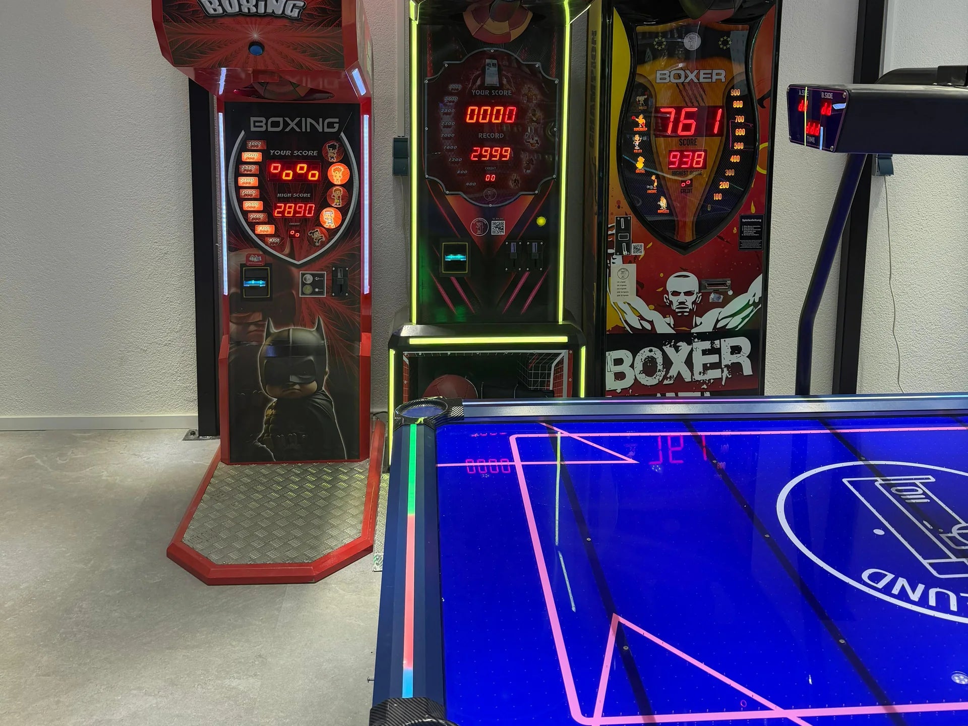 Boxautomaten und Airhockey im Boxfreund-Showroom in Langenfeld