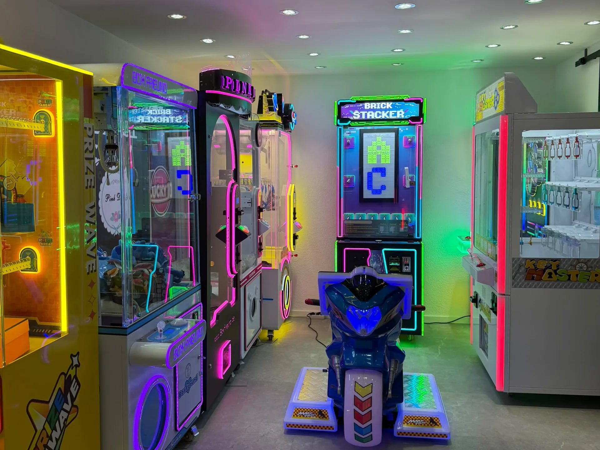 Showroom von Boxfreund in Langenfeld: Greifautomaten, Brick Stacker und Kinder-Motorrad